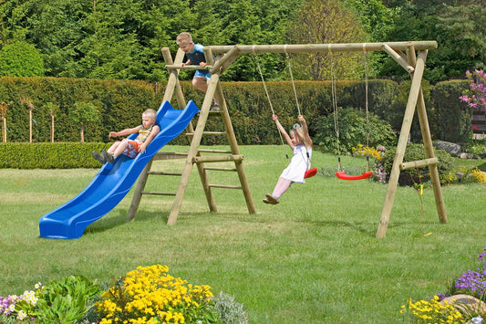 Kinder spielen auf einer Holz-Gartenschaukel mit Rutsche und Schaukeln in einem gepflegten Garten mit Rasen und Blumenbeeten